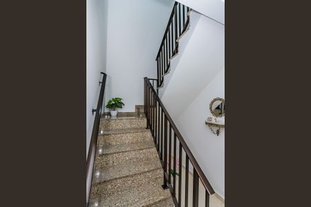 Casa à venda com 200m², 3 quartos e 5 vagas Casa à venda com 200m², 3 quartos e 5 vagasEscada