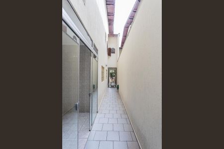 Casa à venda com 200m², 3 quartos e 5 vagas Casa à venda com 200m², 3 quartos e 5 vagasCorredor