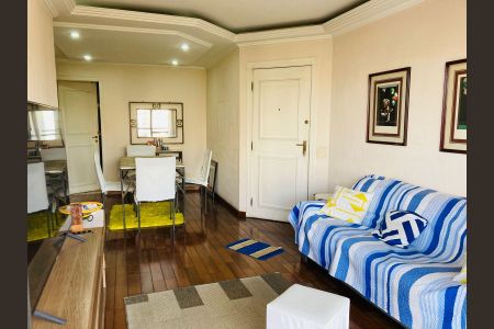 Apartamento à venda com 76m², 4 quartos e 2 vagas Apartamento à venda com 76m², 4 quartos e 2 vagasSala de estar com sofá e mesa de jantar, com vista para a cidade.