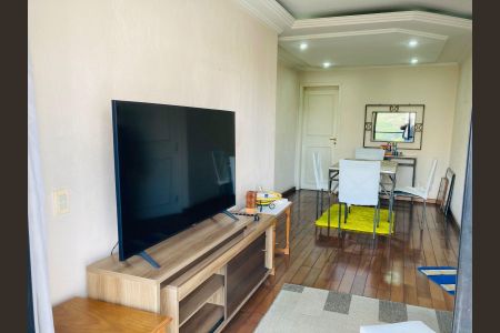 Apartamento à venda com 76m², 4 quartos e 2 vagas Apartamento à venda com 76m², 4 quartos e 2 vagasSala de estar com TV e mesa de jantar, com vista para a cidade.