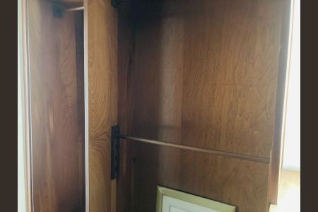 Apartamento à venda com 76m², 4 quartos e 2 vagas Apartamento à venda com 76m², 4 quartos e 2 vagasCabo de madeira com porta de vidro e prateleira de madeira