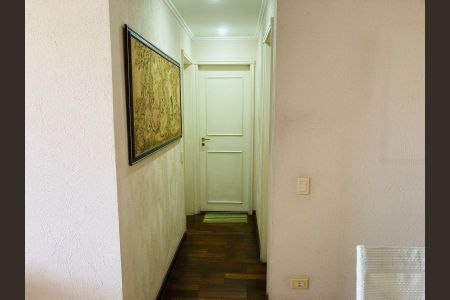 Apartamento à venda com 76m², 4 quartos e 2 vagas Apartamento à venda com 76m², 4 quartos e 2 vagasParede com quadro e porta branca, com piso de madeira e iluminação adequada.