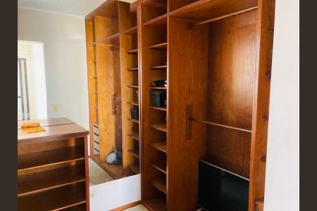 Apartamento à venda com 76m², 4 quartos e 2 vagas Apartamento à venda com 76m², 4 quartos e 2 vagasCupboard with shelves and a mirror, possibly in a bedroom or closet.