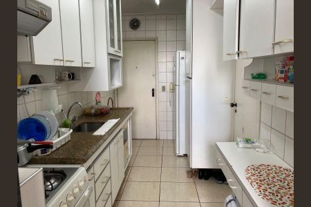 Apartamento à venda com 76m², 4 quartos e 2 vagas Apartamento à venda com 76m², 4 quartos e 2 vagasCozinha com piso de porcelanato, bancada de granito e geladeira.