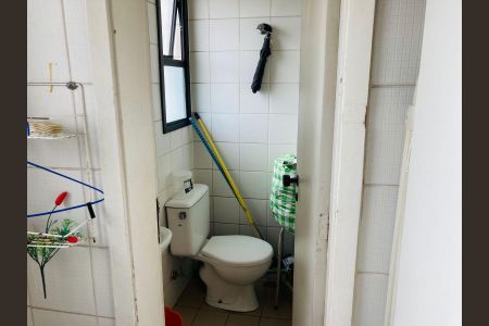 Apartamento à venda com 76m², 4 quartos e 2 vagas Apartamento à venda com 76m², 4 quartos e 2 vagasBanheiro com piso de porcelanato, vaso sanitário e mopa de piso.