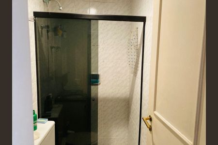 Apartamento à venda com 76m², 4 quartos e 2 vagas Apartamento à venda com 76m², 4 quartos e 2 vagasBanheiro com chuveiro e pia, com paredes de azulejos e um espelho em uma porta de vidro.