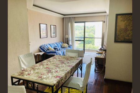 Apartamento à venda com 76m², 4 quartos e 2 vagas Apartamento à venda com 76m², 4 quartos e 2 vagasSala com sofá e mesa de jantar, com vista para a cidade e jardim.