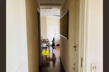 Apartamento à venda com 76m², 4 quartos e 2 vagas Apartamento à venda com 76m², 4 quartos e 2 vagasCorredor com porta de entrada, porta de quarto e porta de cozinha, com uma mesa e cadeira no meio.