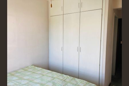 Apartamento à venda com 76m², 4 quartos e 2 vagas Apartamento à venda com 76m², 4 quartos e 2 vagasCama simples com colchão e lençol branco e verde, com armários brancos na parede.