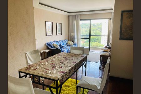 Apartamento à venda com 76m², 4 quartos e 2 vagas Apartamento à venda com 76m², 4 quartos e 2 vagasSala com mesa e cadeiras, com vista para a cidade e jardim.