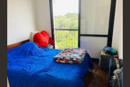 Apartamento à venda com 76m², 4 quartos e 2 vagas Apartamento à venda com 76m², 4 quartos e 2 vagasQuarto com cama de casal, balcão com vista para a mata, mobiliário simples e decoração minimalista.