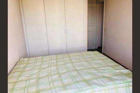 Apartamento à venda com 76m², 4 quartos e 2 vagas Apartamento à venda com 76m², 4 quartos e 2 vagasCama com colchão e cortina de cama, com armários de madeira na parede.