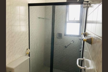 Apartamento à venda com 76m², 4 quartos e 2 vagas Apartamento à venda com 76m², 4 quartos e 2 vagasBanheiro com piso de porcelanato, chuveiro e vaso sanitário, com janela e iluminação natural.