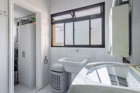 Apartamento à venda com 81m², 4 quartos e 2 vagas Apartamento à venda com 81m², 4 quartos e 2 vagasBanheiro com pia e vaso sanitário, janela e chuveiro, com vista para a cidade.