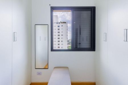 Apartamento à venda com 81m², 4 quartos e 2 vagas Apartamento à venda com 81m², 4 quartos e 2 vagasParede branca com janela e vista para edifício e céu nublado.