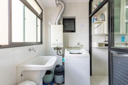 Apartamento à venda com 81m², 4 quartos e 2 vagas Apartamento à venda com 81m², 4 quartos e 2 vagasBanheiro com chuveiro e lavabo, com uma geladeira e uma pia no fundo.