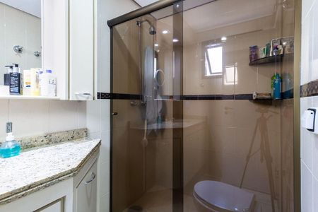 Apartamento à venda com 81m², 4 quartos e 2 vagas Apartamento à venda com 81m², 4 quartos e 2 vagasBanheiro com piso de porcelanato, banheira de vidro e móveis brancos e modernos.