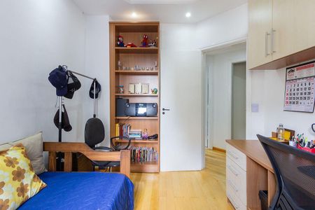 Apartamento à venda com 81m², 4 quartos e 2 vagas Apartamento à venda com 81m², 4 quartos e 2 vagasQuarto simples com cama azul e móveis de madeira, com uma pequena mesa e cadeira, e uma prateleira com objetos decorativos.