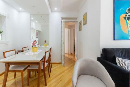 Apartamento à venda com 81m², 4 quartos e 2 vagas Apartamento à venda com 81m², 4 quartos e 2 vagasSala de jantar com mesa de madeira e cadeiras brancas, com uma parede branca e um teto com iluminação de LED.