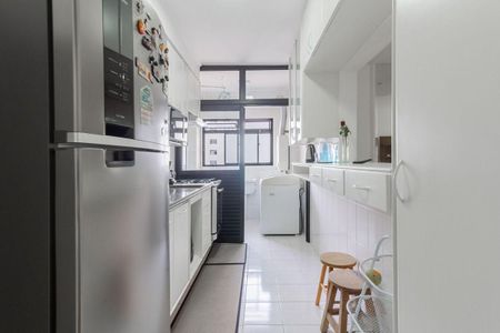 Apartamento à venda com 81m², 4 quartos e 2 vagas Apartamento à venda com 81m², 4 quartos e 2 vagasCozinha com geladeira, fog. O e pia, com janelas grandes e iluminação boa.