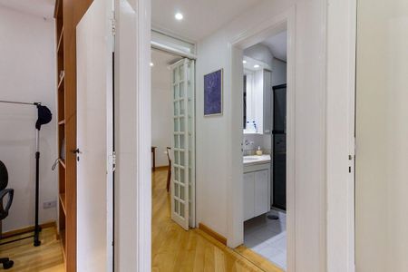 Apartamento à venda com 81m², 4 quartos e 2 vagas Apartamento à venda com 81m², 4 quartos e 2 vagasParede branca e madeira claro, com uma porta de vidro e uma janela pequena, iluminada por uma lâmpada de mesa.