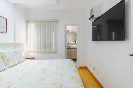 Apartamento à venda com 81m², 4 quartos e 2 vagas Apartamento à venda com 81m², 4 quartos e 2 vagasQuarto com cama, TV e porta para banheiro.