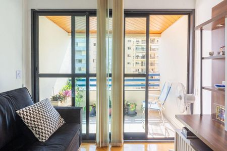 Apartamento à venda com 81m², 4 quartos e 2 vagas Apartamento à venda com 81m², 4 quartos e 2 vagasSala com vista para a varanda e o edifício ao fundo, com móveis simples e poucos objetos de decoração.