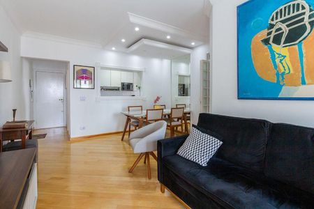 Apartamento à venda com 81m², 4 quartos e 2 vagas Apartamento à venda com 81m², 4 quartos e 2 vagasSala de estar com sofá, mesa e cadeiras, pintura na parede e porta de entrada.