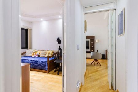 Apartamento à venda com 81m², 4 quartos e 2 vagas Apartamento à venda com 81m², 4 quartos e 2 vagasSala de estar com sofá e mesa de centro, iluminação natural e decoração simples.