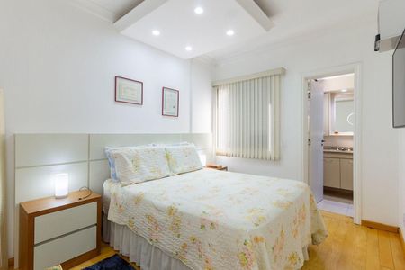 Apartamento à venda com 81m², 4 quartos e 2 vagas Apartamento à venda com 81m², 4 quartos e 2 vagasQuarto com cama de casal, iluminação adequada e decoração simples.