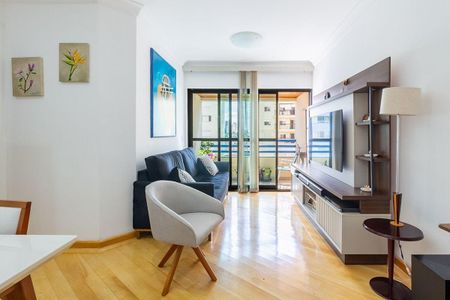 Apartamento à venda com 81m², 4 quartos e 2 vagas Apartamento à venda com 81m², 4 quartos e 2 vagasSala de estar com móveis modernos e decoração simples, com vista para a varanda e o pátio.
