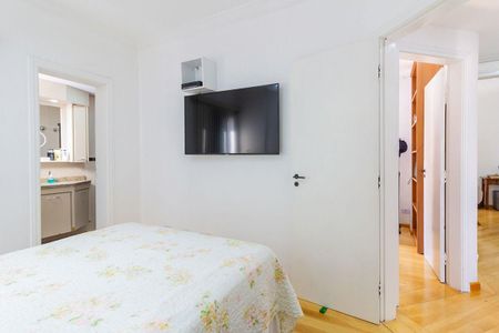Apartamento à venda com 81m², 4 quartos e 2 vagas Apartamento à venda com 81m², 4 quartos e 2 vagasQuarto com cama, TV e porta para banheiro.