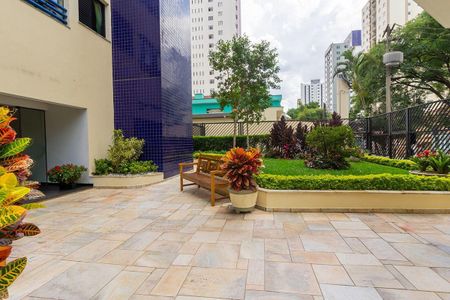 Apartamento à venda com 81m², 4 quartos e 2 vagas Apartamento à venda com 81m², 4 quartos e 2 vagasPátio com jardim e banco, com vista para a cidade.