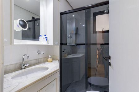 Apartamento à venda com 81m², 4 quartos e 2 vagas Apartamento à venda com 81m², 4 quartos e 2 vagasBanheiro com piso de porcelanato, pia e vaso sanitário de porcelana, e espelho com iluminação LED.
