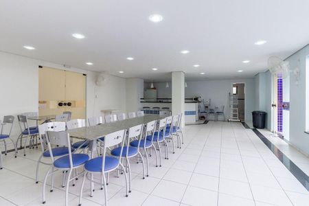 Apartamento à venda com 81m², 4 quartos e 2 vagas Apartamento à venda com 81m², 4 quartos e 2 vagasSala de reuniões com mesa e cadeiras, iluminação natural e equipamentos de cozinha.
