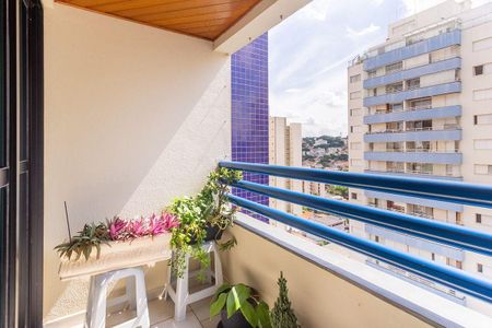 Apartamento à venda com 81m², 4 quartos e 2 vagas Apartamento à venda com 81m², 4 quartos e 2 vagasBalcony com vista para a cidade, com plantas e móveis simples.