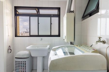 Apartamento à venda com 81m², 4 quartos e 2 vagas Apartamento à venda com 81m², 4 quartos e 2 vagasBanheiro com pia e lavadora, com vista para a cidade.