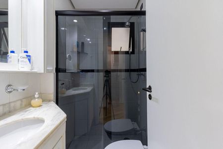 Apartamento à venda com 81m², 4 quartos e 2 vagas Apartamento à venda com 81m², 4 quartos e 2 vagasBanheiro com piso de porcelanato e banheira de vidro.