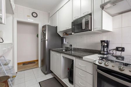 Apartamento à venda com 81m², 4 quartos e 2 vagas Apartamento à venda com 81m², 4 quartos e 2 vagasCozinha com geladeira, fog. O, microondas e churrasqueira, com piso de porcelanato e balc. O com vista para a cidade.