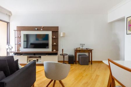 Apartamento à venda com 81m², 4 quartos e 2 vagas Apartamento à venda com 81m², 4 quartos e 2 vagasSala de estar com TV e sofá em ambiente moderno e bem iluminado.