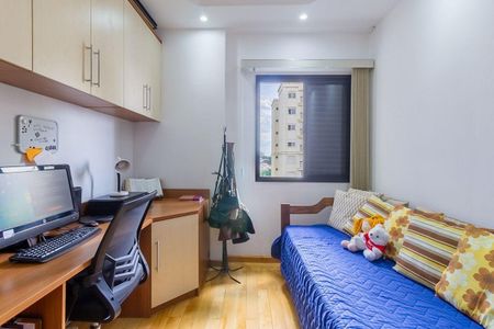 Apartamento à venda com 81m², 4 quartos e 2 vagas Apartamento à venda com 81m², 4 quartos e 2 vagasQuarto simples com cama de solteiro e mobília básica, iluminado por luz natural.