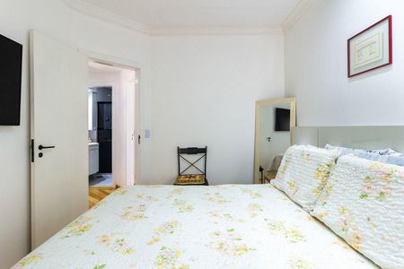 Apartamento à venda com 81m², 4 quartos e 2 vagas Apartamento à venda com 81m², 4 quartos e 2 vagasQuarto com cama de casal, porta de entrada e porta para o banheiro.