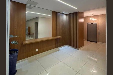 Apartamento à venda com 69m², 4 quartos e 1 vaga Apartamento à venda com 69m², 4 quartos e 1 vagaParede de madeira com espelho e elevador em um ambiente moderno e bem iluminado.