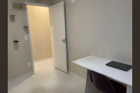 Apartamento à venda com 69m², 4 quartos e 1 vaga Apartamento à venda com 69m², 4 quartos e 1 vagaQuarto com porta aberta, mostrando uma área de trabalho com mesa e cadeira, com parede branca e piso de porcelanato.