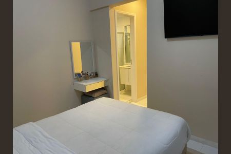 Quarto com cama, mesa de cabeceira e porta para banheiro. de apartamento à venda com 4 quartos, 69m² em Maranhão, São Paulo