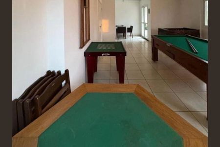 Sala de jogos com mesa de bilhar e mesa de sinuca, com iluminação natural e piso de cerâmica. de apartamento à venda com 4 quartos, 69m² em Maranhão, São Paulo