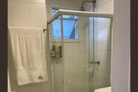 Apartamento à venda com 69m², 4 quartos e 1 vaga Apartamento à venda com 69m², 4 quartos e 1 vagaBanheiro com chuveiro e pia, com uma janela pequena e uma toalha branca pendurada.