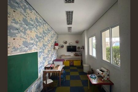 Apartamento à venda com 69m², 4 quartos e 1 vaga Apartamento à venda com 69m², 4 quartos e 1 vagaSala de brinquedos com mesa e cadeiras, paredes com decoração infantil e chão de azulejos.