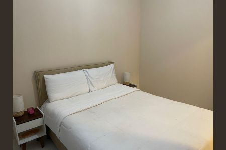 Cama simples com colchão branco e cabeceira de cor creme. de apartamento à venda com 4 quartos, 69m² em Maranhão, São Paulo