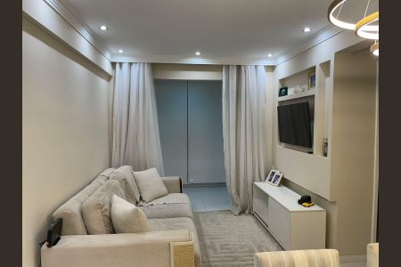 Sala de estar com sofá, TV e móveis em tons de bege e branco, com iluminação suave e um tapete de cor neutra. de apartamento à venda com 4 quartos, 69m² em Maranhão, São Paulo